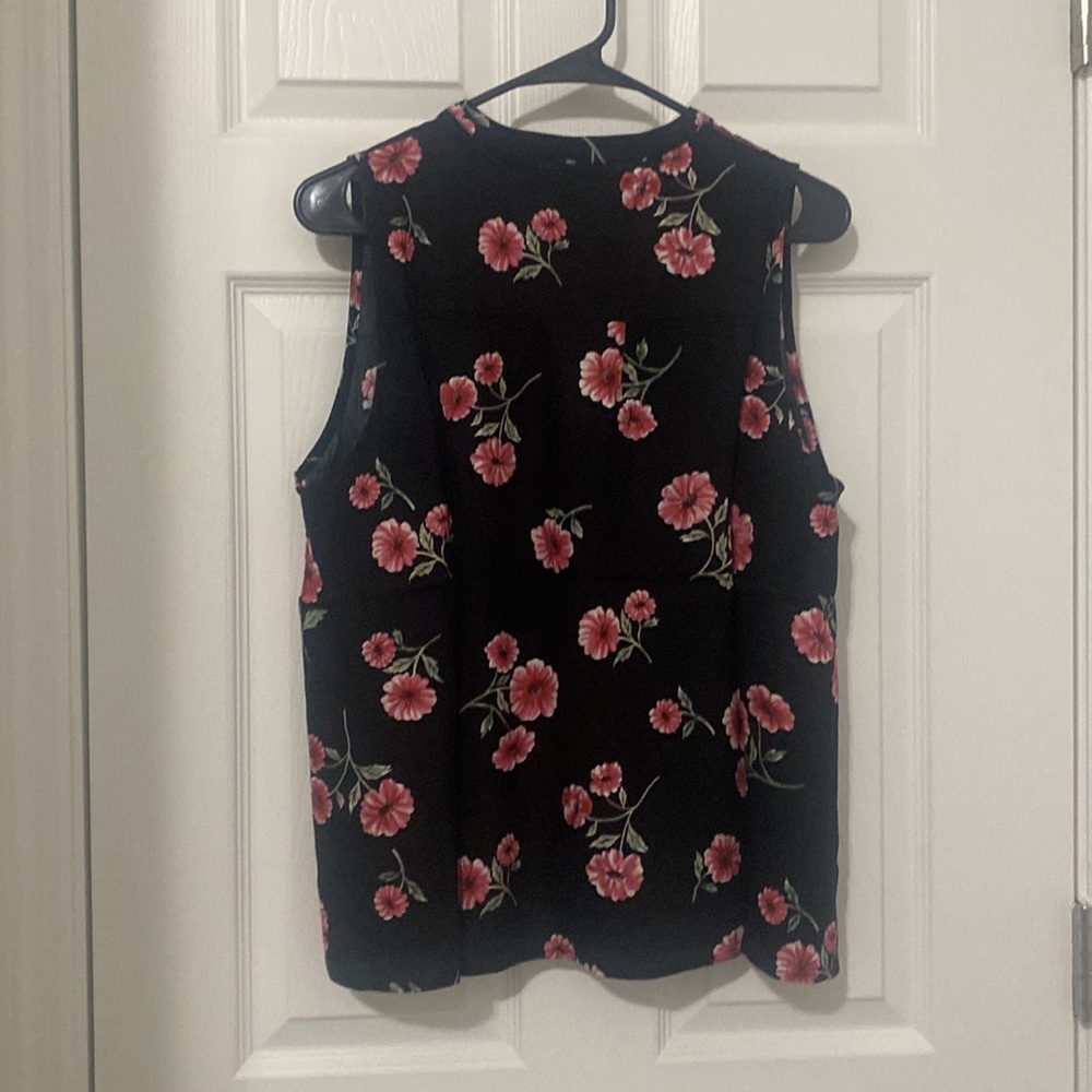 NWT Black Floral Flowy Tank with Keyhole V Neck - Picture 10 of 10